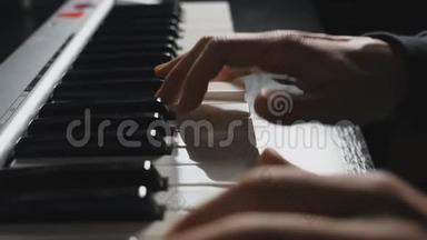 <strong>钢琴</strong>家的手指按在合成器键上。 <strong>钢琴独奏</strong>音乐的人之手。 慢速视野关闭